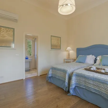 Vecchietto Sleeps 12 Villa *